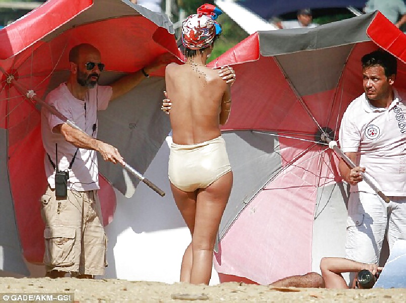 リアーナ、ブラジル版『VOGUE』のビーチフォトでトップレスに 
 #23647822