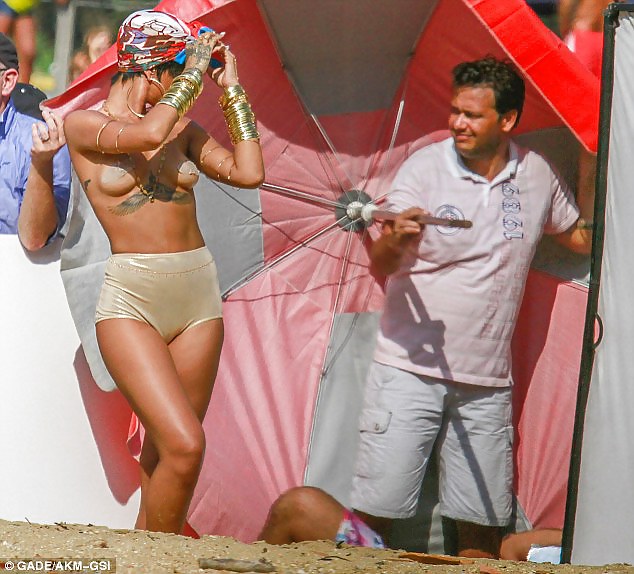 Rihanna va in topless per vogue brazil in servizio fotografico sulla spiaggia 
 #23647828