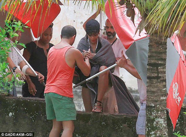 Rihanna Geht Für Mode Brasilien In Strand Foto-Shooting Oben Ohne #23647836