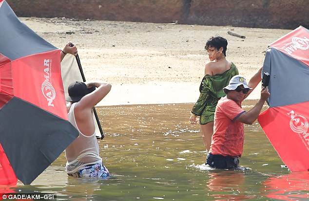 Rihanna Geht Für Mode Brasilien In Strand Foto-Shooting Oben Ohne #23647853