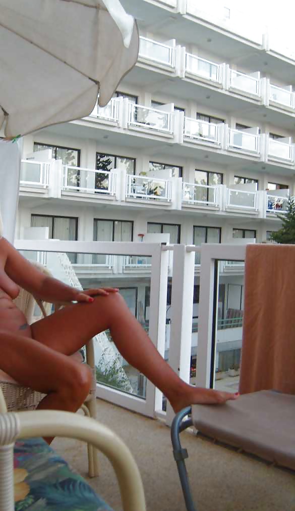 Nudo lampeggiante sul balcone di un hotel
 #28572368