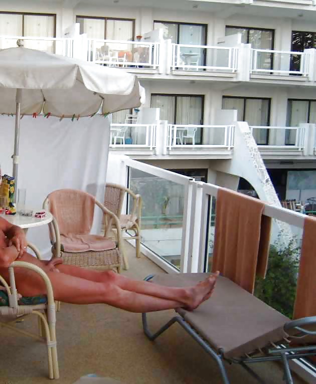 Nudo lampeggiante sul balcone di un hotel
 #28572386