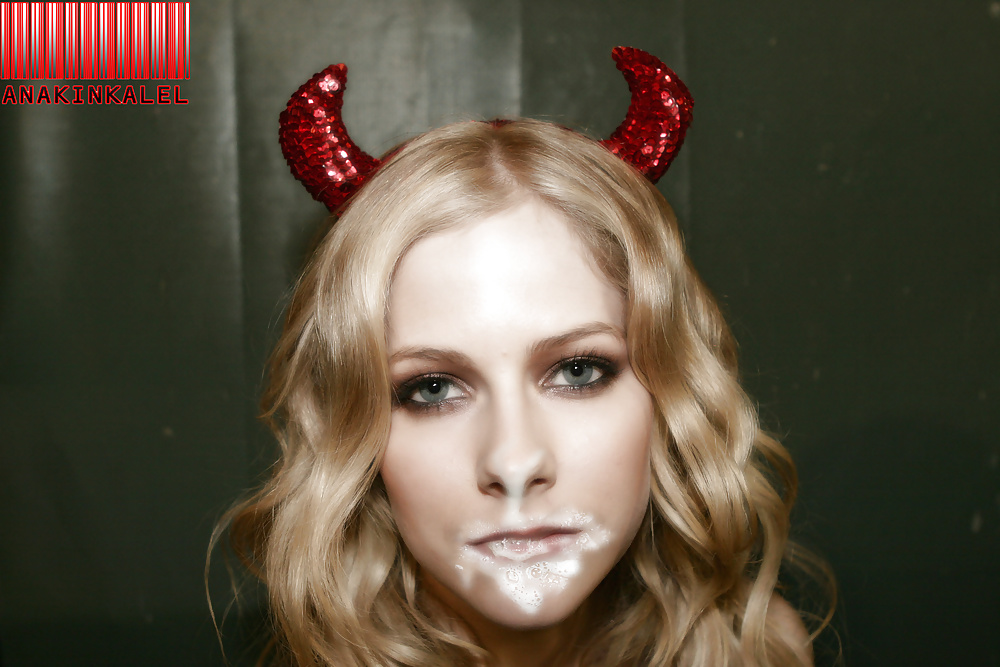 Avril Lavigne Fakes Befor end year #40029637