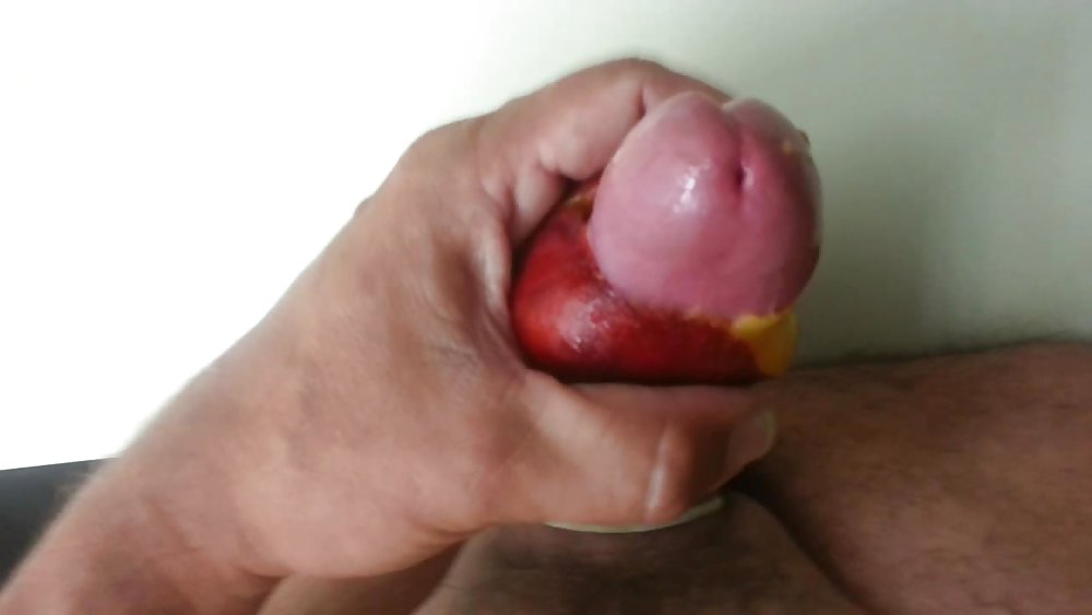 Alleine mit einer pfirsich - alone with a peach
 #37343029