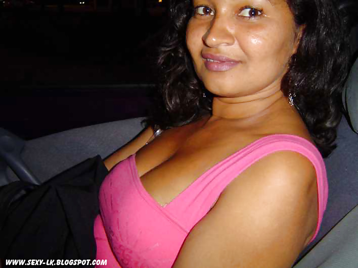 スリランカのピンクのおばちゃん
 #29107036
