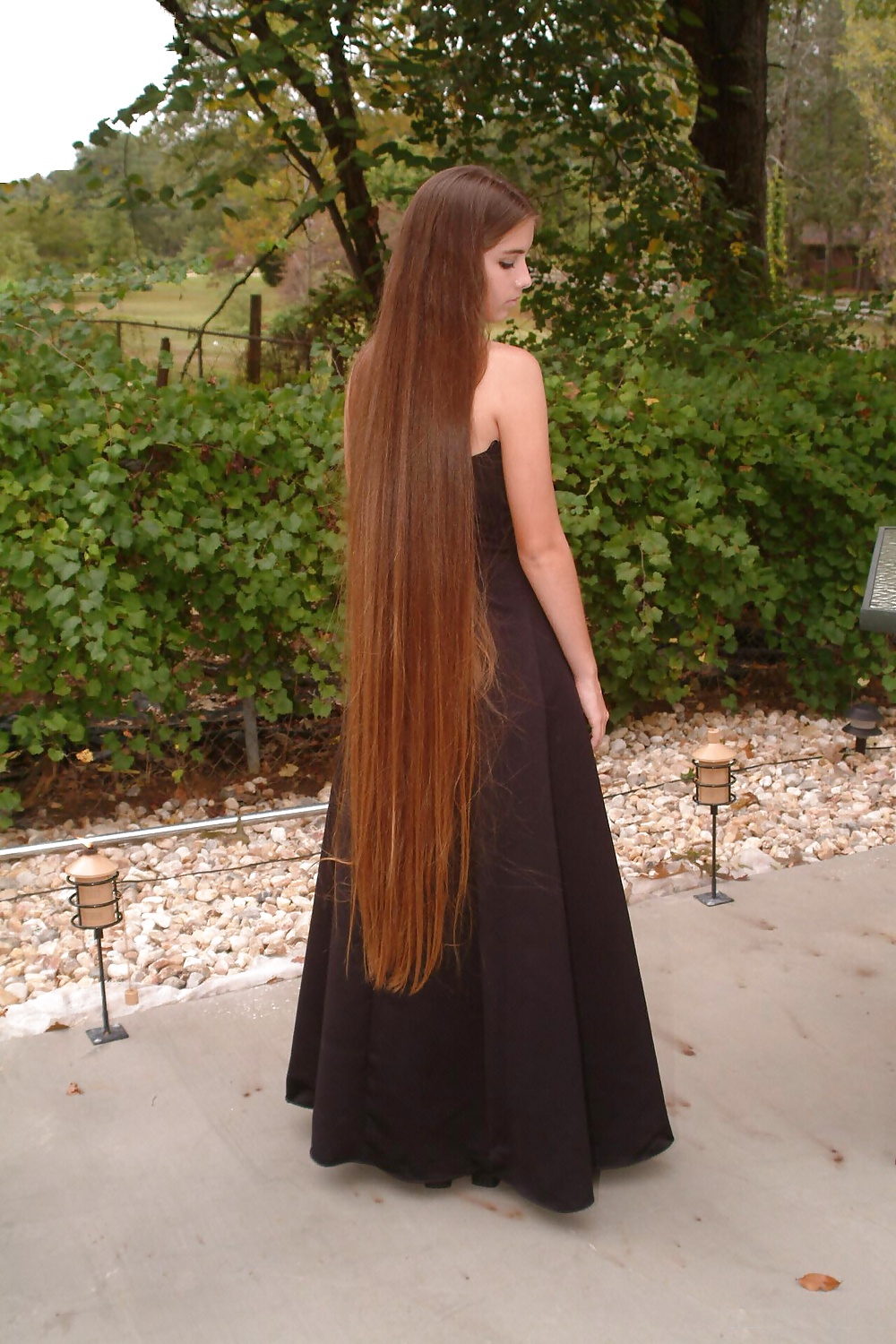 Bella teenager con capelli follemente lunghi - 03
 #27180470