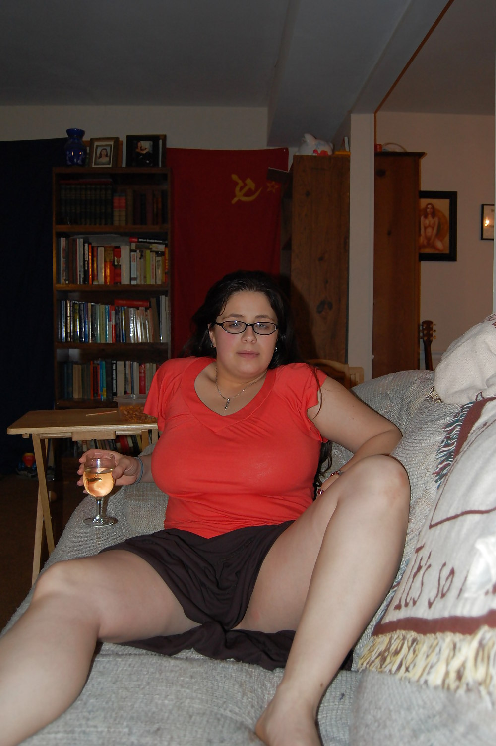 Mujer joven con grandes tetas muestra sus juguetes sexuales
 #24879117