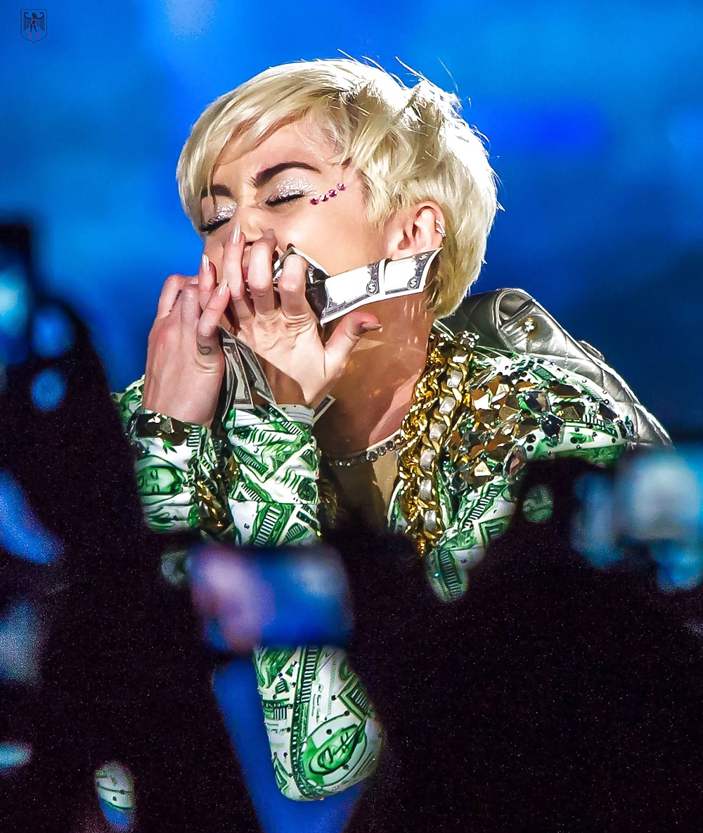 Miley Cyrus  #26922564