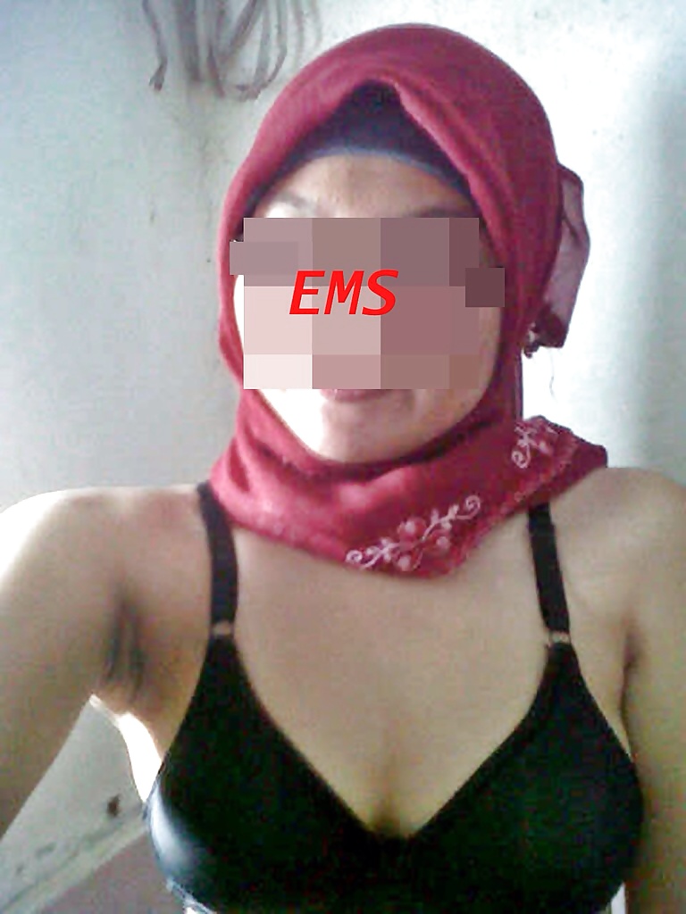 Indonesia- jilbab merah #40530584