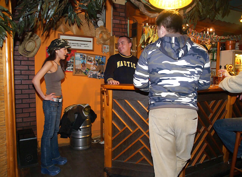 Femme Clignotant Dans Son Bar #26801466