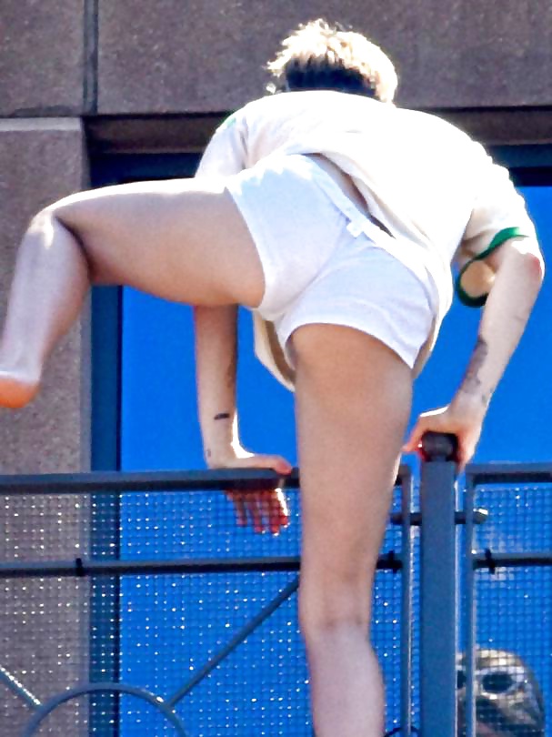 Miley cyrus - puta sucia con grandes tetas
 #31302637