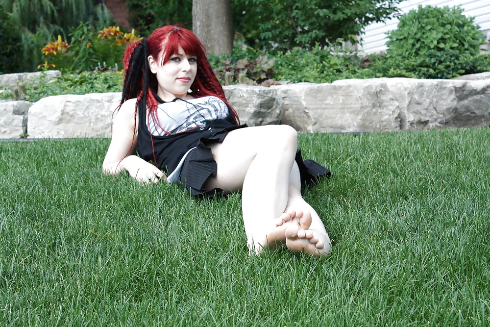 Redhead barefooter #24563159