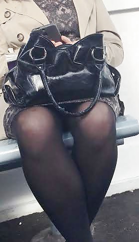 Milf en la estación con las piernas abiertas
 #30478982