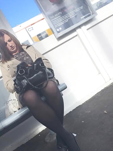 MILF à La Station Avec Les Jambes Ouvertes #30478993