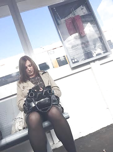 Milf alla stazione con le gambe aperte
 #30479010