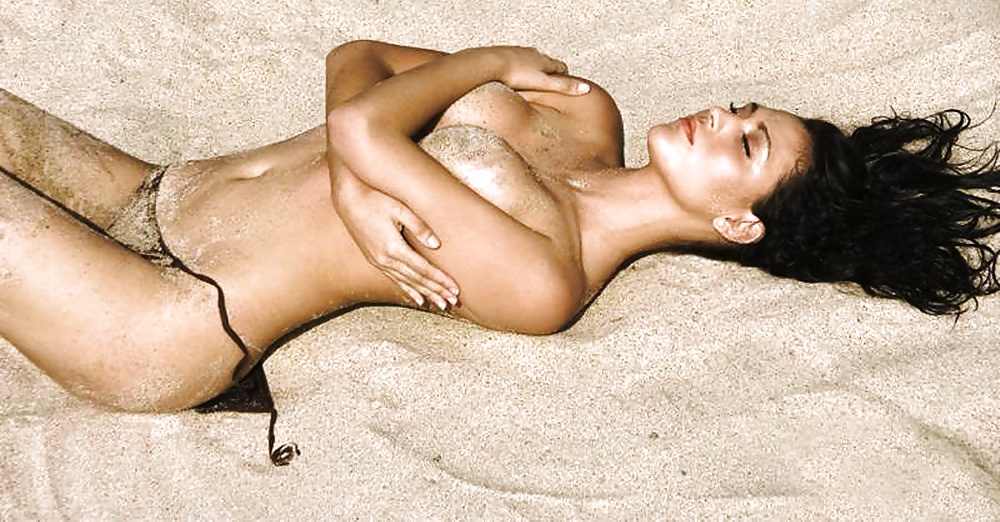 Ragazze nude in topless sulla spiaggia
 #25899030