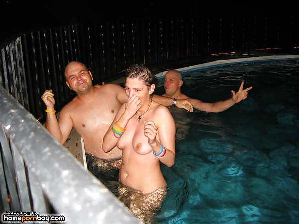 Ragazze nude in piscina
 #27808766