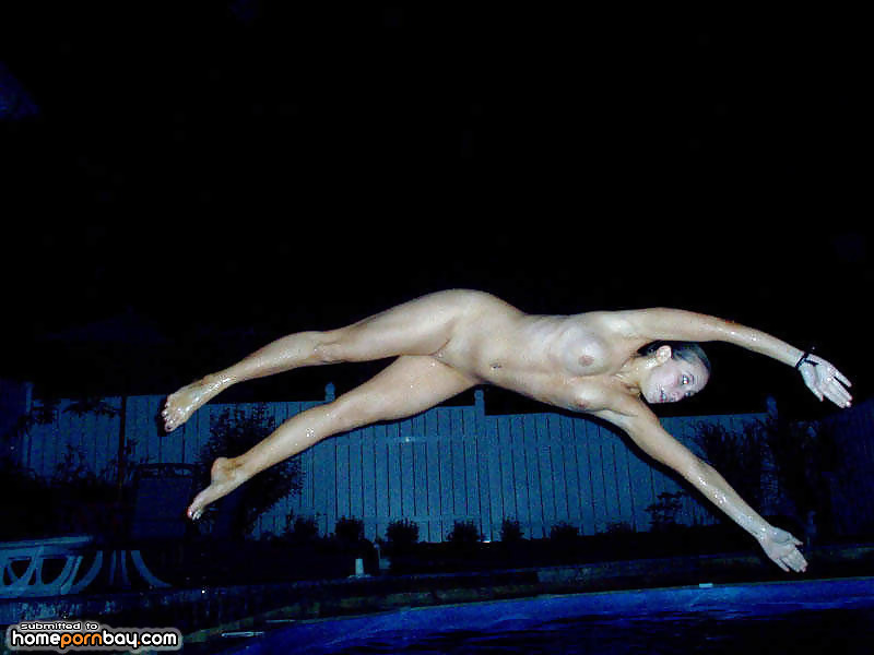 Ragazze nude in piscina
 #27808791