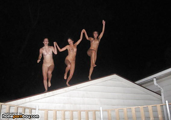 プールの中の裸の女の子たち
 #27808811