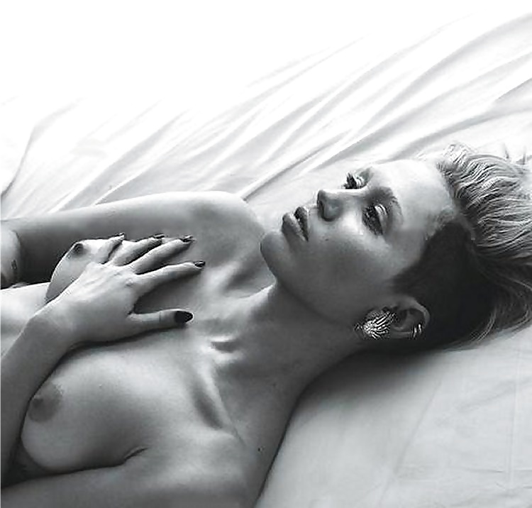 Miley Cyrus - hotness personificata
 #24984687