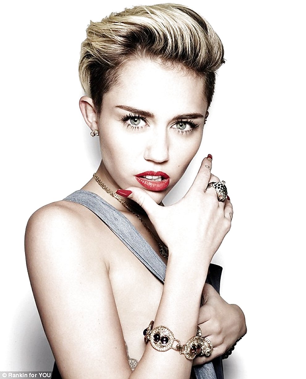 Miley Cyrus - hotness personificata
 #24984728