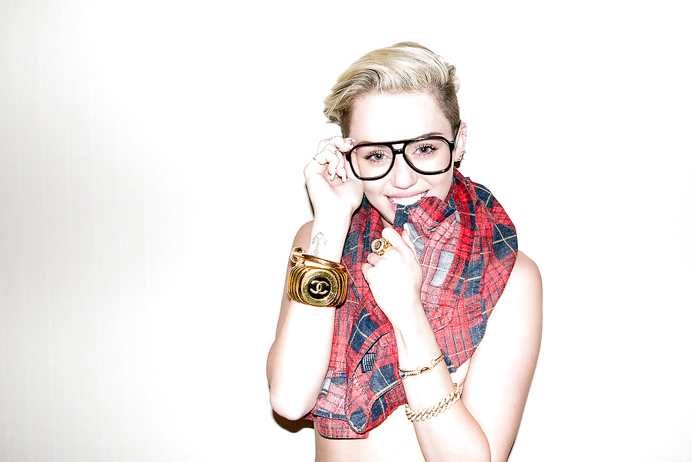 Miley Cyrus - hotness personificata
 #24984785
