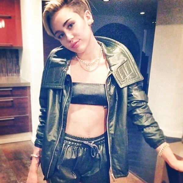 Miley Cyrus - hotness personificata
 #24984798