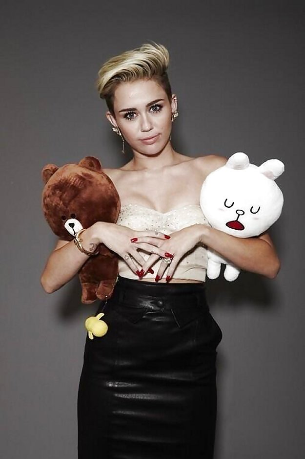 Miley Cyrus - hotness personificata
 #24984822