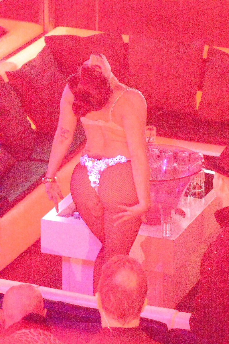 Lady Gaga Danse Dans Un Club à Une Lanière #38832025