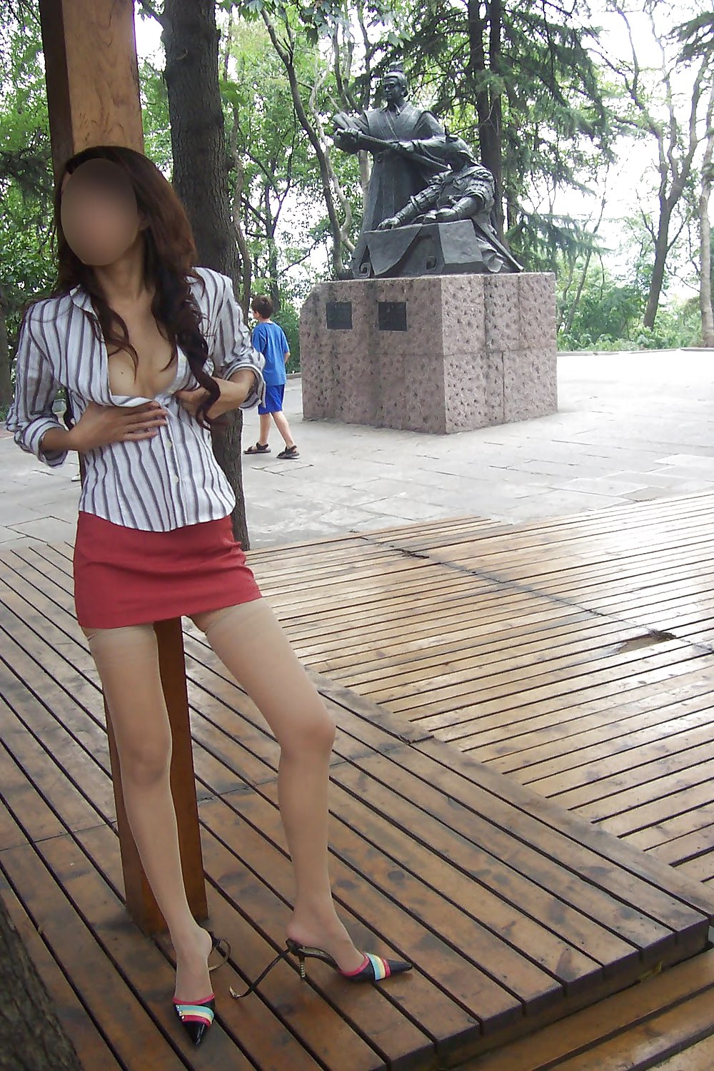Chinesisches Mädchen In Der Öffentlichkeit Zu Blinken #33705769