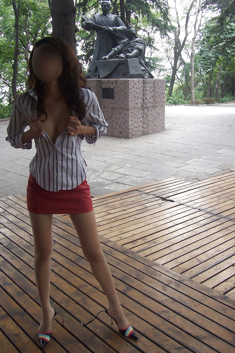 Chinesisches Mädchen In Der Öffentlichkeit Zu Blinken #33705777