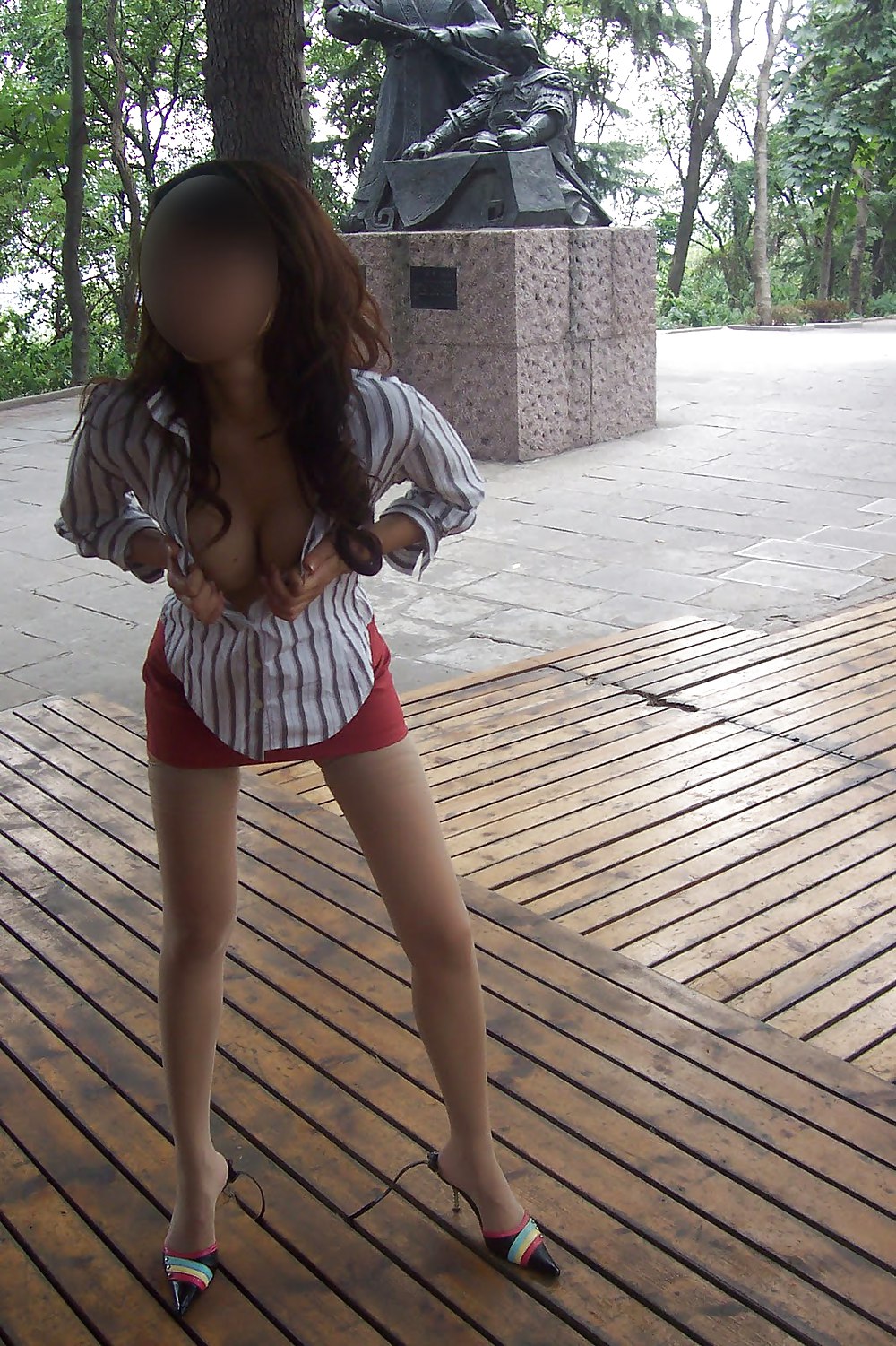 Chinesisches Mädchen In Der Öffentlichkeit Zu Blinken #33705780
