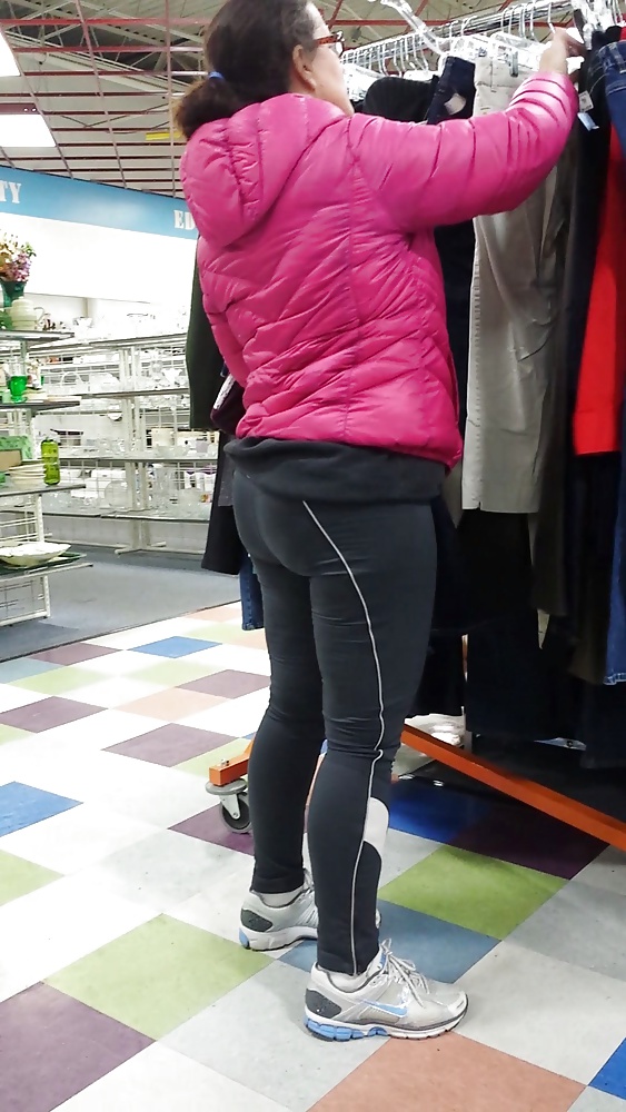 Candid culo grande botín en leggings apretados enorme culo maduro
 #38850640