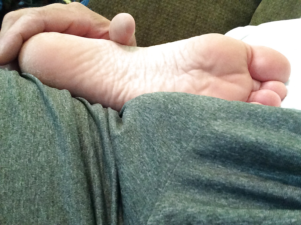 Sneaking a footjob in the morning from wife. #33298747