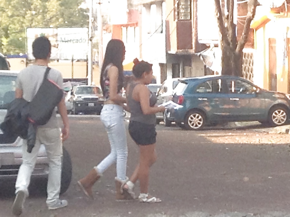 散歩中のプティータ(Putita en la calle)
 #39090519