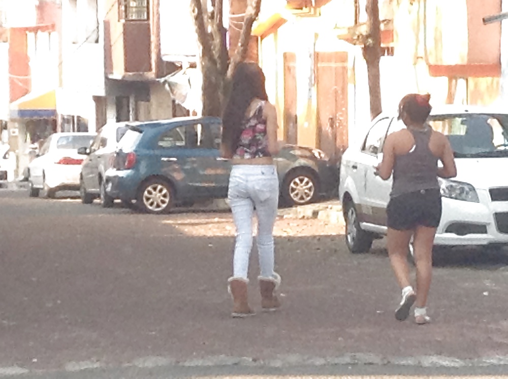 散歩中のプティータ(Putita en la calle)
 #39090544