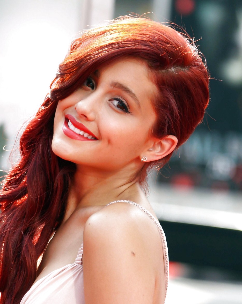 Ariana grande
 #23137760