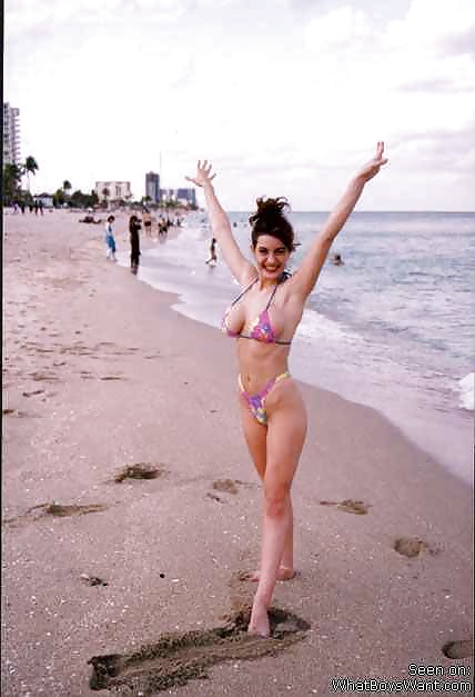 Ragazze in spiaggia 9
 #24476450