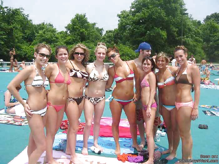 Ragazze in spiaggia 9
 #24476574