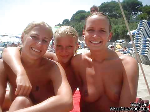 Ragazze in spiaggia 9
 #24476765