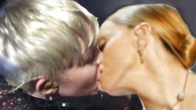 Miley e madonna che si baciano.
 #40209587