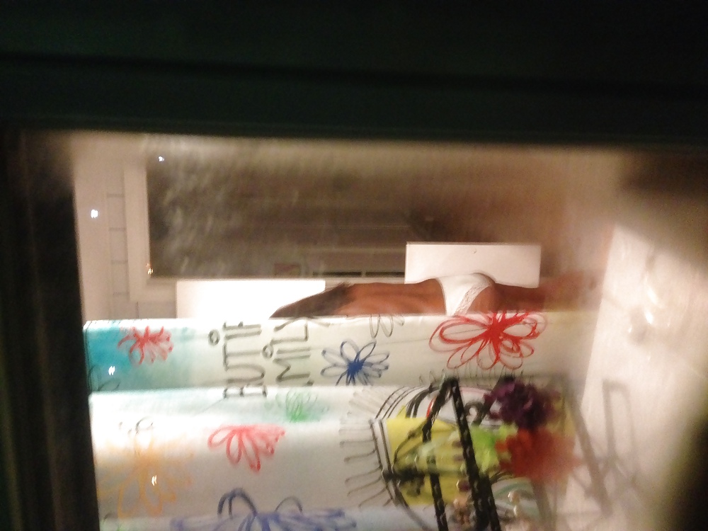 Espiar a una mujer en topless
 #36525855