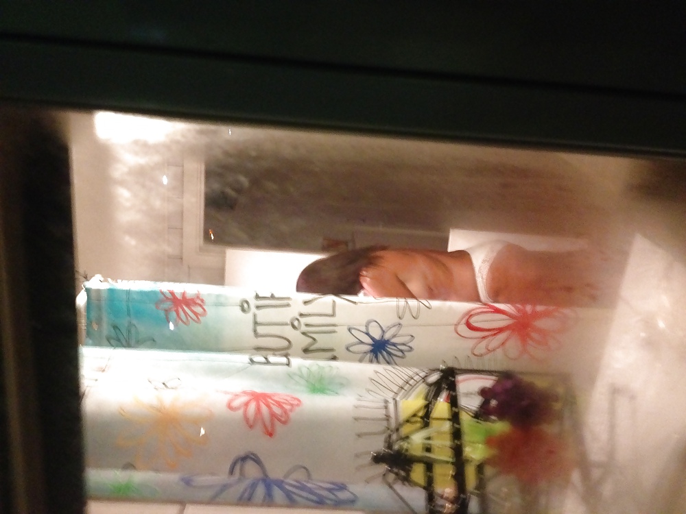 Espiar a una mujer en topless
 #36525882