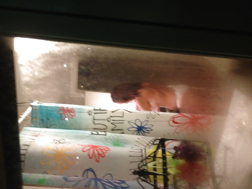 Espiar a una mujer en topless
 #36525891