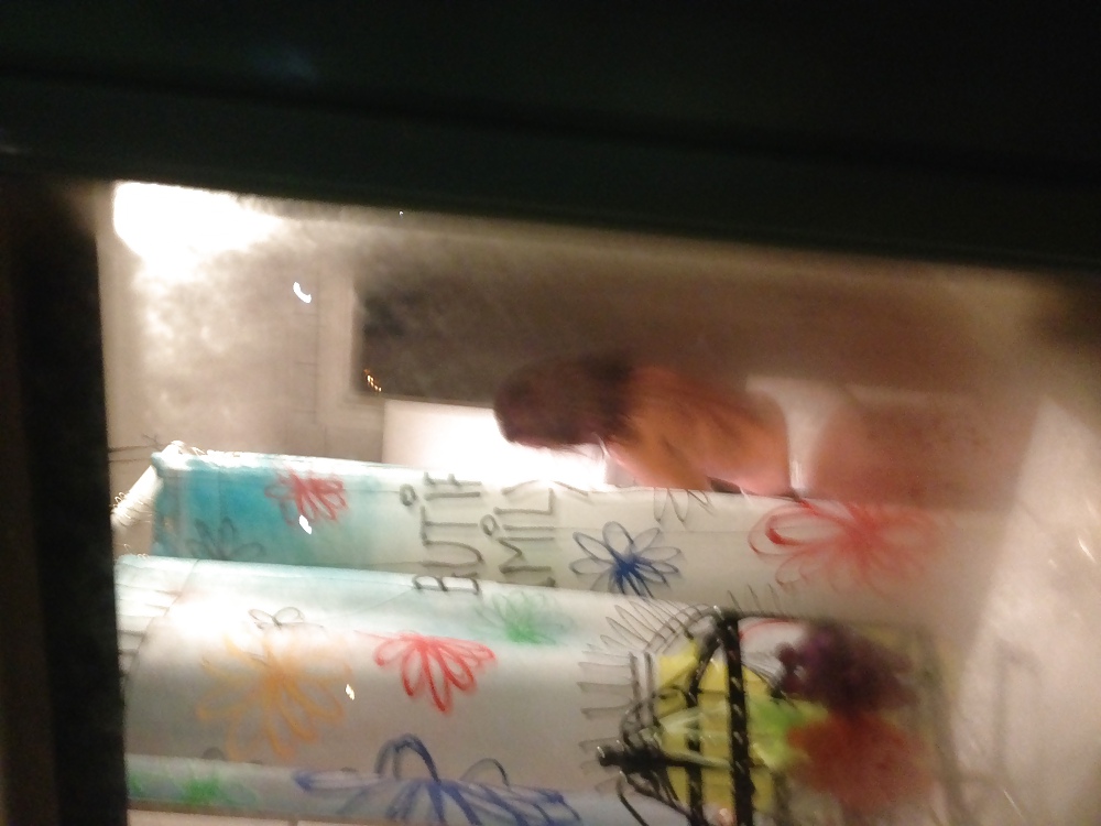 Espiar a una mujer en topless
 #36525893