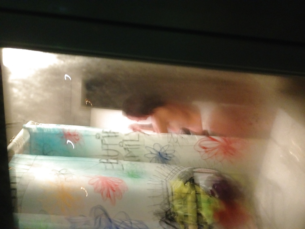 Espiar a una mujer en topless
 #36525898