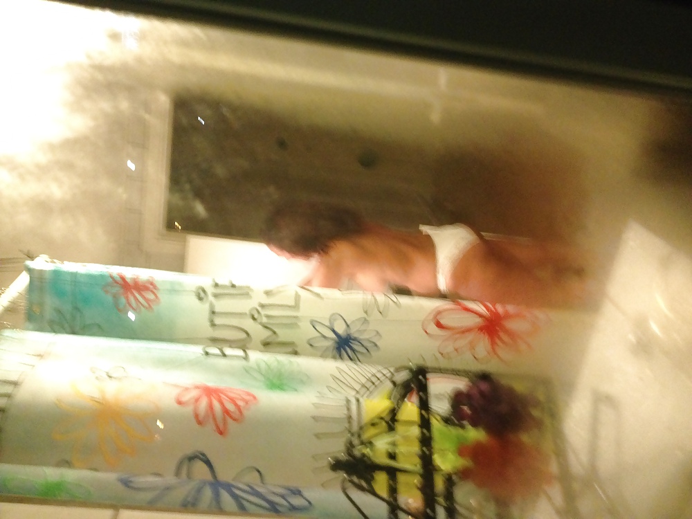 Espiar a una mujer en topless
 #36525901