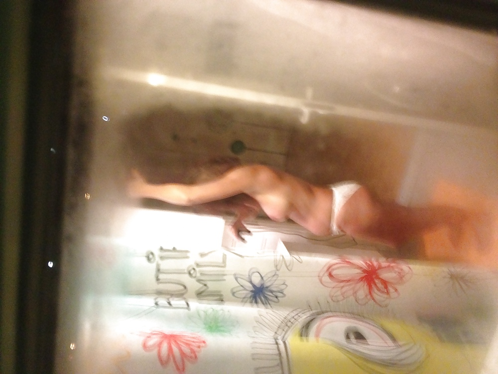 Espiar a una mujer en topless
 #36525921