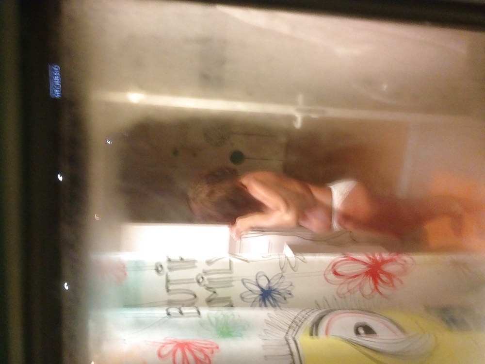 Espiar a una mujer en topless
 #36525924