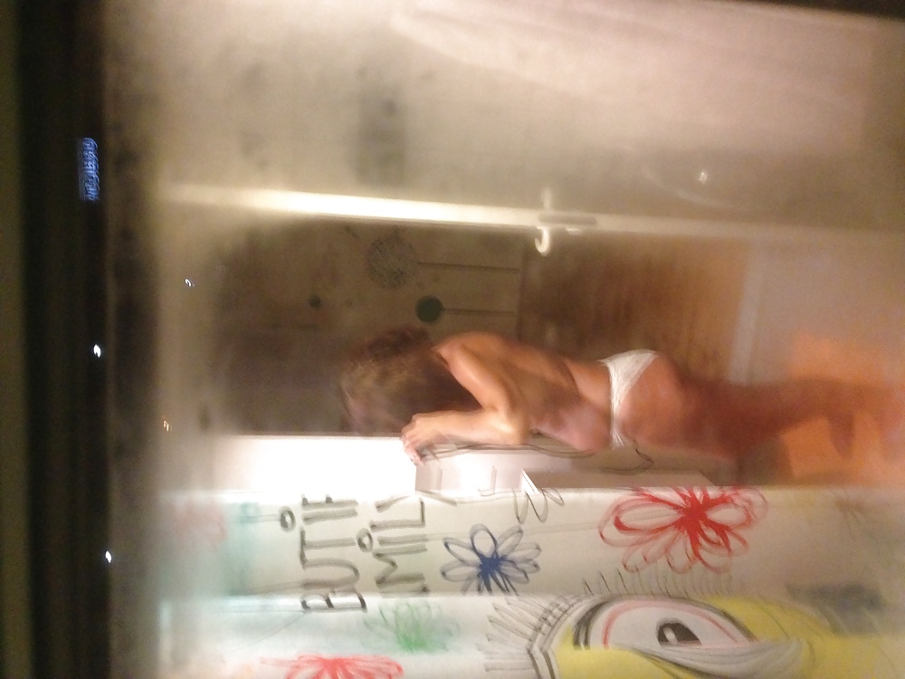 Espiar a una mujer en topless
 #36525927